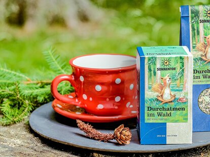 Auf dem Bild sind sowohl der Durchatmen im Wald Tee DK und der lose Tee zu sehen! | © SONNENTOR