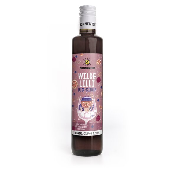 Auf der Sirupflasche sind verschiedene Früchte wie Himbeeren und Grapefruits zu sehen sowie eine Person, die in einem Weinglas taucht.