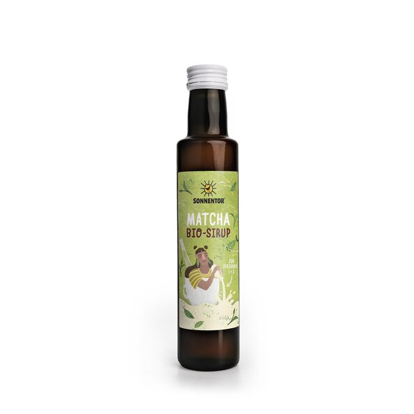 Auf der Flasche ist auf einem grünen Etikett eine Frau in einer Tasse abgebildet, die in einem grünen See schwimmt und aus einer Flasche Matcha Sirup hineingießt. 